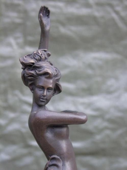 statue une femme seins et fesses nue drapé en bronze signé ., Antiquités & Art, Antiquités | Bronze & Cuivre, Bronze, Enlèvement ou Envoi