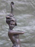 statue une femme seins et fesses nue drapé en bronze signé ., Bronze, Enlèvement ou Envoi