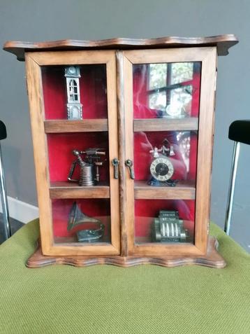 Vitrine vintage avec 6 aiguiseurs vintage