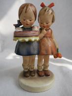 Hummel figuur 2 meisjes met taart in keramiek aardewerk, Antiek en Kunst, Ophalen of Verzenden