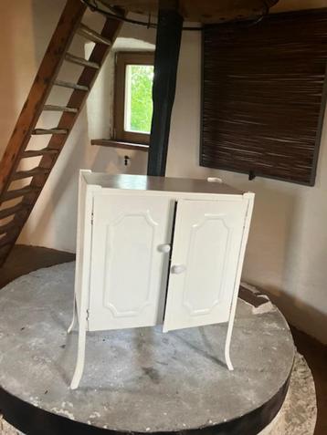 HEEL OUD ZIEKENHUISKASTJE. BROCANTE. GOEDE STAAT. 58 OP 31 C beschikbaar voor biedingen