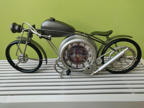klok moto, Huis en Inrichting, Woonaccessoires | Klokken, Zo goed als nieuw, Staande klok, Analoog, Ophalen of Verzenden