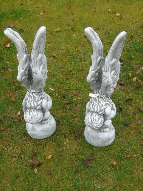 beeld van een engel op een stenen bal., Tuin en Terras, Tuinbeelden, Nieuw, Engelenbeeld, Steen, Ophalen of Verzenden