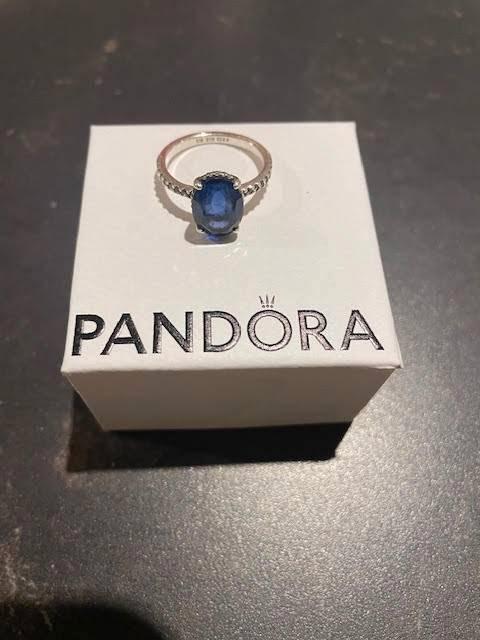 Prachtige Pandora "Blue Sparkling Crown Solitaire" ring, Bijoux, Sacs & Beauté, Bagues, Comme neuf, 20 ou plus grands, Bleu, Argent