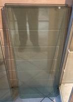 Différentes étagères de vitrines en verre, Enlèvement