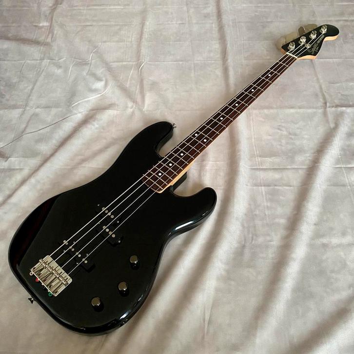 83/84 fender Squier JV Contemporary Bass PJ555 – 4,1kg, Musique & Instruments, Instruments à corde | Guitares | Basses, Comme neuf