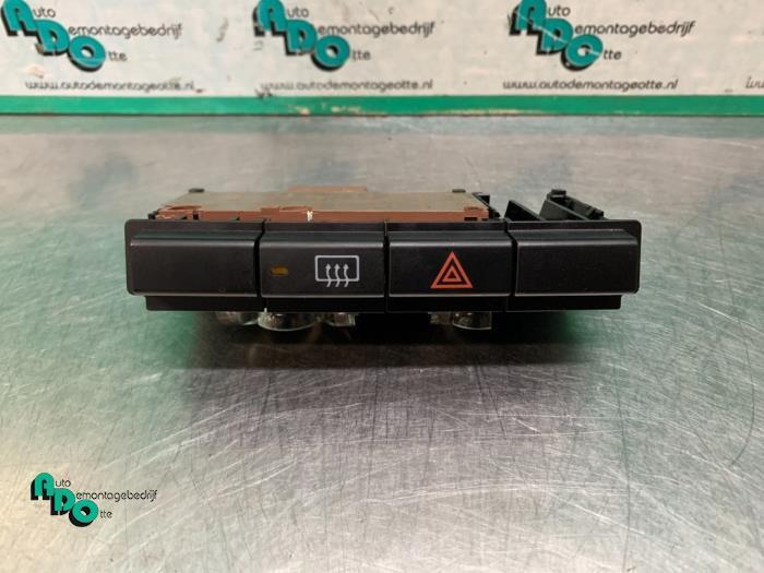 Commutateur éclairage d'urgence d'un Daihatsu Cuore (Cuore, Autos : Pièces & Accessoires, Tableau de bord & Interrupteurs, Daihatsu