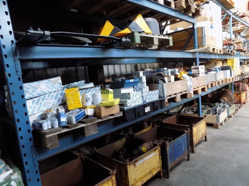 Diversen nieuwe trailer onderdelen en van volvo-mercedes