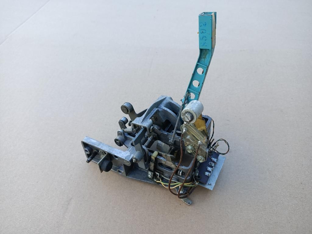 Tone Arm/ Mechaniek Seeburg Mardi-Gras/ STD4 (1977) jukebox, Collections, Machines | Jukebox, Envoi, Seeburg