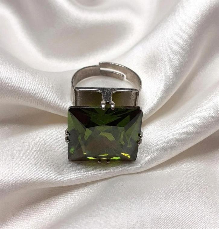 Cocktailring met vierkant donkergroen Lovisa, Handtassen en Accessoires, Ringen, Nieuw, Dame, 17 tot 18, Groen, Met strass, Verzenden