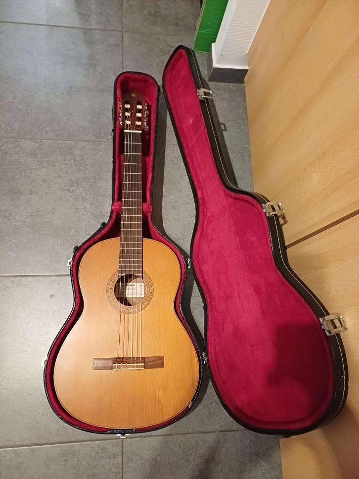 Classic guitar YAMAHA + HARD CASE, Muziek en Instrumenten, Snaarinstrumenten | Gitaren | Akoestisch, Zo goed als nieuw, Klassieke of Spaanse gitaar