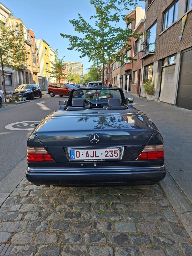Mercedes W124 Cabrio (1996) – Sportline – automaat, Auto's, 1998 cc, Zwart, Cabriolet, Blauw