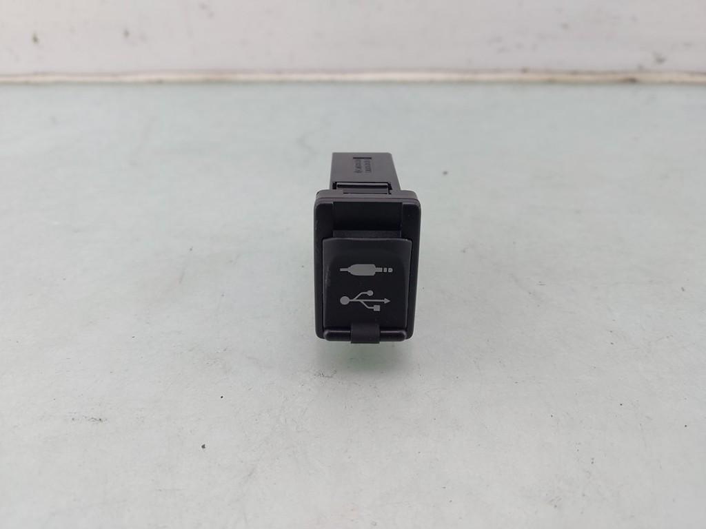 AUX/USB POORT Toyota RAV4 (A4) (|8619042040|), Auto-onderdelen, Gebruikt, Kundenbetreuung@toyota.de, Toyota, Toyota-Allee 2
50858  Köln, DE