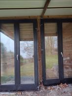 2 houten ramen – donker rood (Meranti) – dubbel glas, Doe-het-zelf en Bouw, Ophalen, Gevelraam of Ruit, Gebruikt, 160 cm of meer