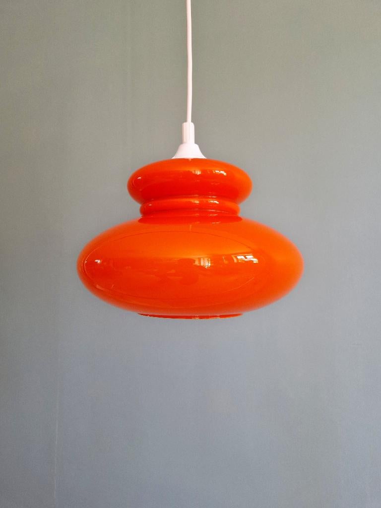 Space Age hanglamp in oranje opaline, 1960-70, Antiek en Kunst, Antiek | Verlichting, Ophalen of Verzenden
