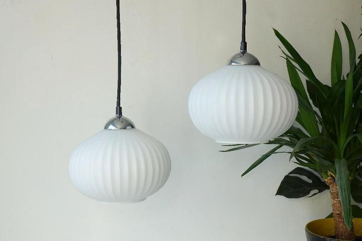 2x lampes suspendues vintage 1960, 1970 verre opale Massive, Maison & Meubles, Lampes | Suspensions, Verre, Enlèvement ou Envoi