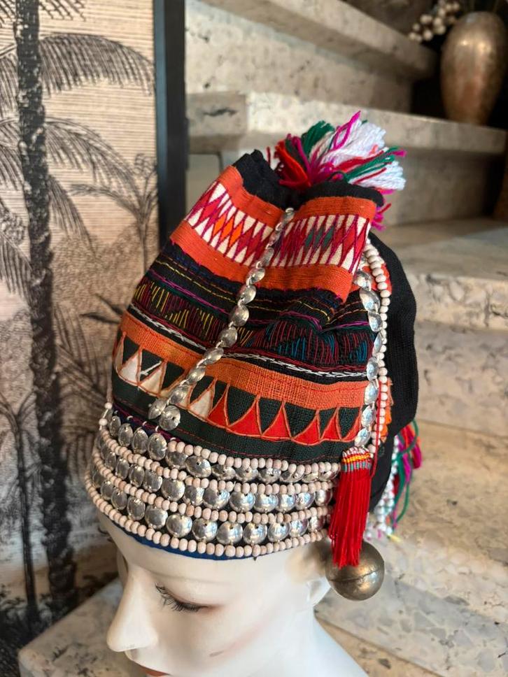 Vintage traditioneel handgemaakt hoofddeksel, Antiquités & Art, Curiosités & Brocante, Enlèvement ou Envoi