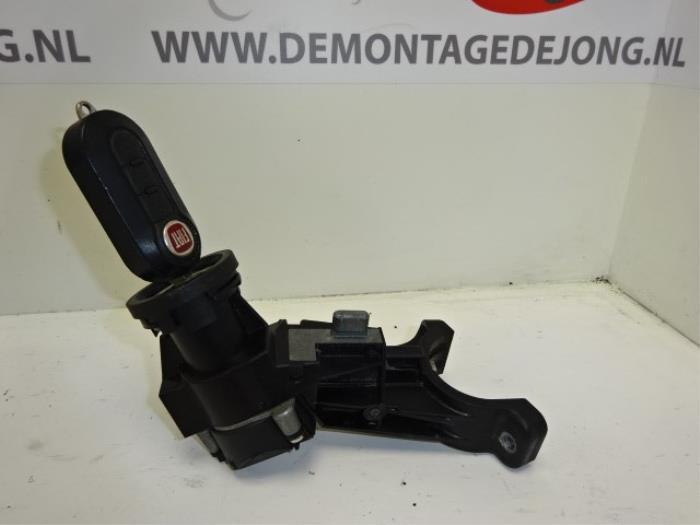Serrure de contact + clé d'un Fiat Punto Evo, Autos : Pièces & Accessoires, Autres pièces automobiles, Fiat, Utilisé, 3 mois de garantie
