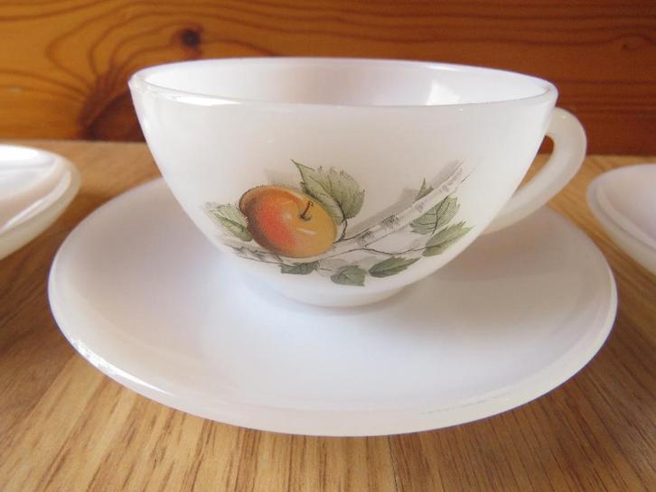 vintage arcopal 3 tasses motifs Fruits de France, Huis en Inrichting, Keuken | Servies, Gebruikt, Kop(pen) en/of Schotel(s), Ophalen of Verzenden
