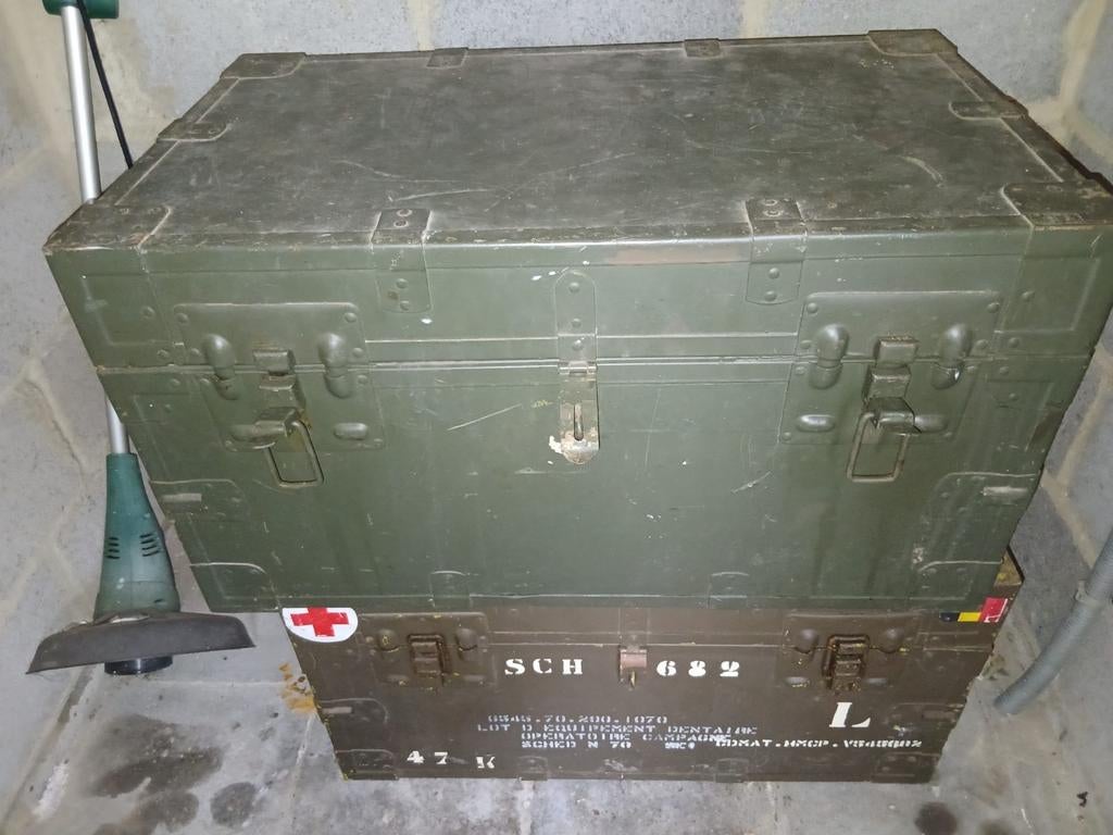 2 metalen militaire kantines, Ophalen