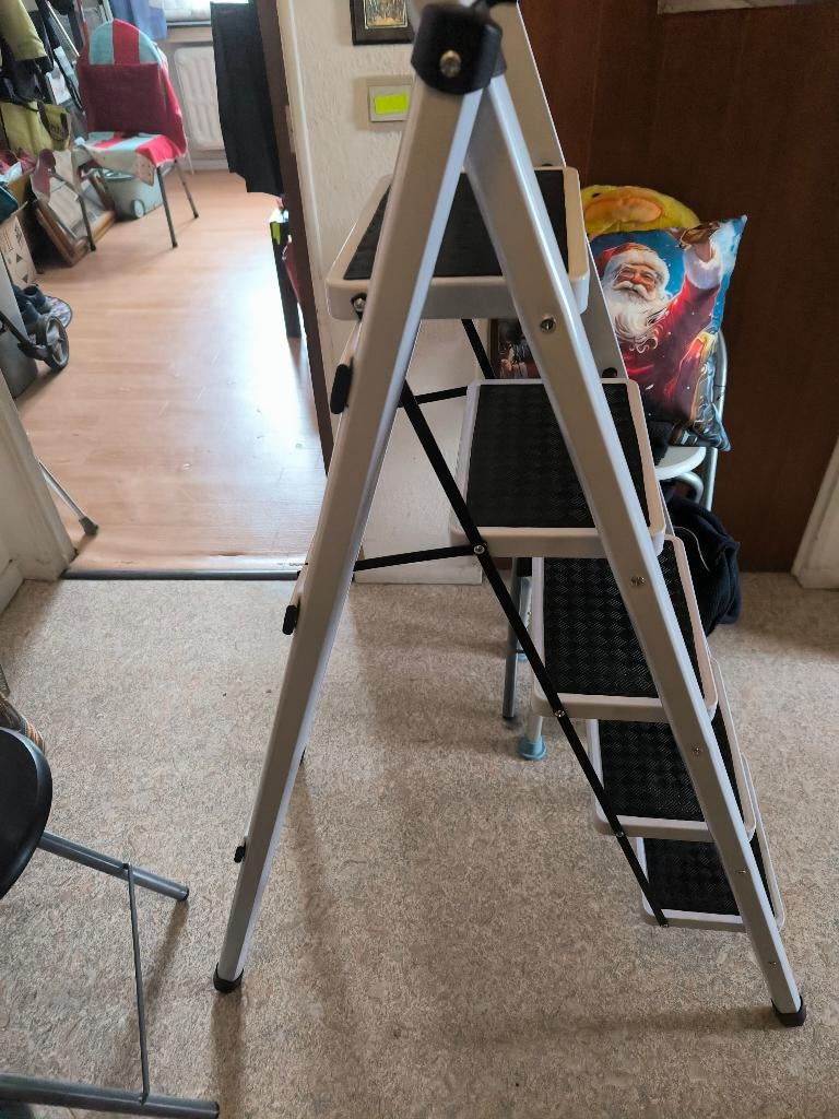 ESCABELLE 5 MARCHES[NEUVE], Neuf, Pliable ou rétractable/escamotable, Moins de 2 mètres, Échelle