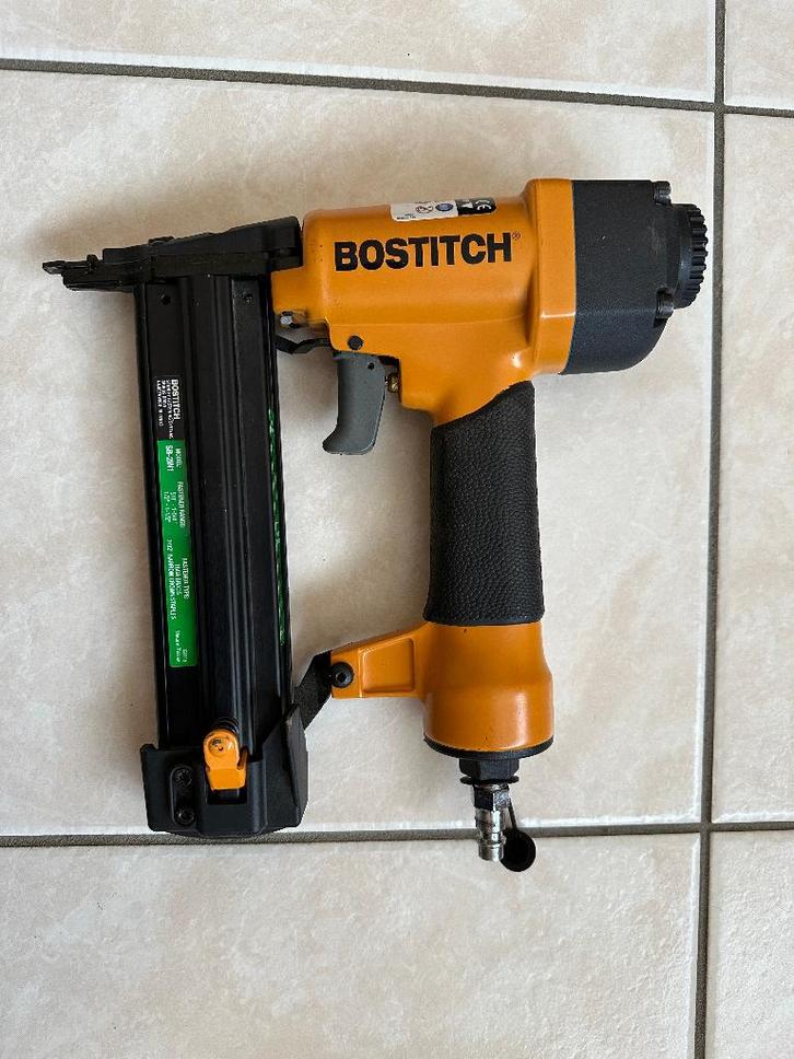 Bostitch SB2IN1 2-in-1 pneumatische nietmachine, Doe-het-zelf en Bouw, Gereedschap | Handgereedschap, Gebruikt, Ophalen