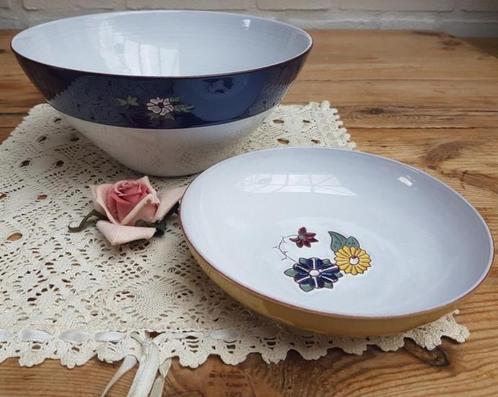 2 Dunne keramieke schalen, Cloisonne bloemen, geel / blauw, Antiquités & Art, Curiosités & Brocante, Enlèvement ou Envoi