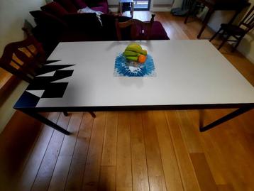 Eettafel voor de woonkamer beschikbaar voor biedingen