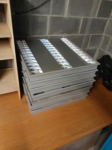 Plafonnier carré pour 3 tubes néon 60cmx60cm beschikbaar voor biedingen