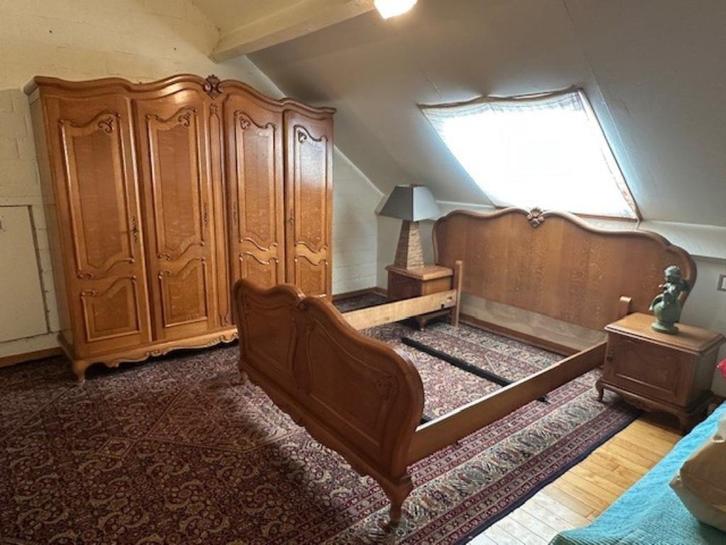 Houten kleerkast, bed en 2 nachttafeltjes, Antiek en Kunst, Antiek | Meubels | Kasten, Ophalen