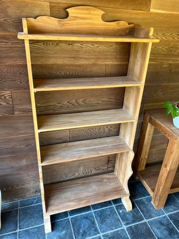 Mooie houten boekenkast beschikbaar voor biedingen