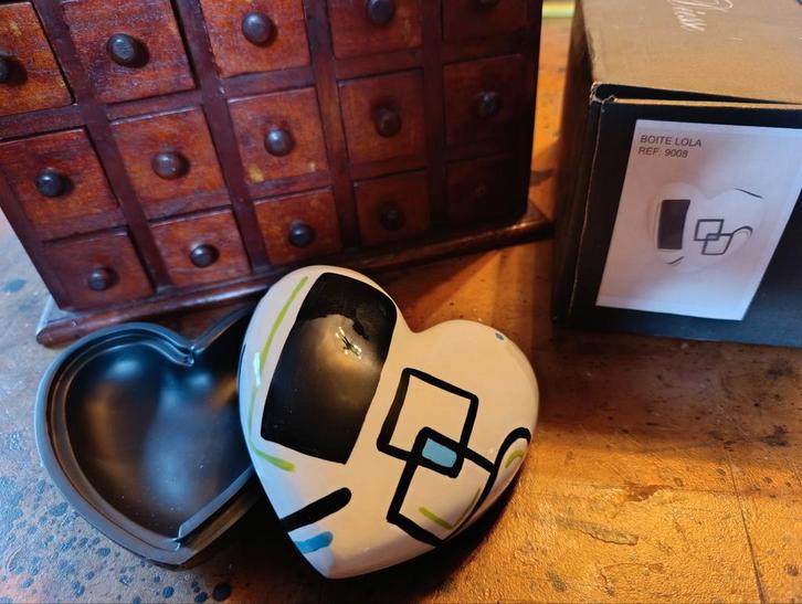 Déesse : boîte à bijoux "Lola " 
Numéroté 6/100, Antiek en Kunst, Kunst | Designobjecten, Ophalen of Verzenden