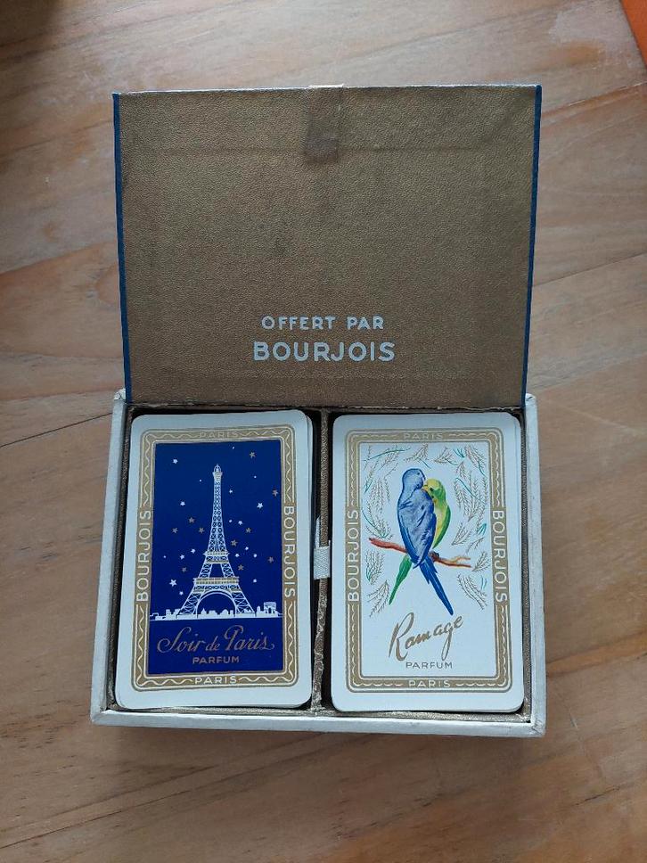 Set 2 spelen van 53 verzamelkaarten van het merk Bourjois, Verzamelen, Parfumverzamelingen, Nieuw, Accessoires, Gevuld, Ophalen of Verzenden