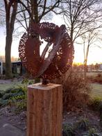 IJzeren tuinbeelden op hardhouten sokkel, Tuin en Terras, Ophalen of Verzenden, Nieuw, Metaal, Abstract beeld