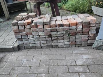 Gratis gekuiste bakstenen af te halen. beschikbaar voor biedingen
