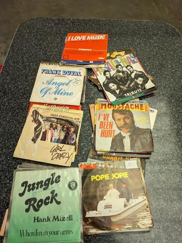 Singels vinyl 7" LOT bananendoos + 400 stuks beschikbaar voor biedingen