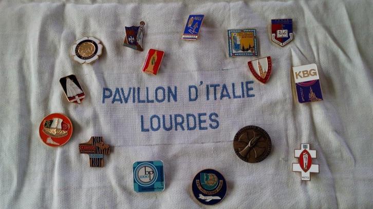 LOURDES BEDEVAART – 15 PINS (internationaal !), Verzamelen, Complete verzamelingen en Collecties, Ophalen