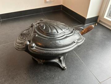 Vintage Gietijzeren kolenbak met schep beschikbaar voor biedingen