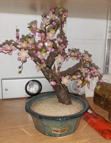 Vintage bonsai boompje, met bloesems beschikbaar voor biedingen