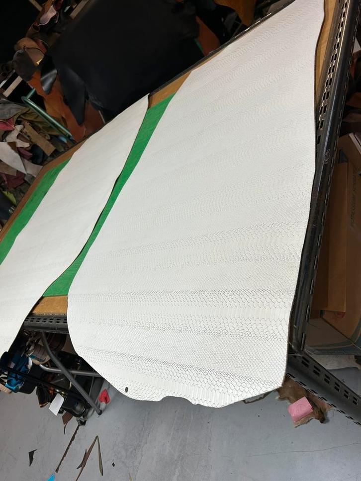 Witte  tuigleer lappen met slang print 3-3,5mm  half soepel, Hobby en Vrije tijd, Stoffen en Lappen, Zo goed als nieuw, Ophalen of Verzenden