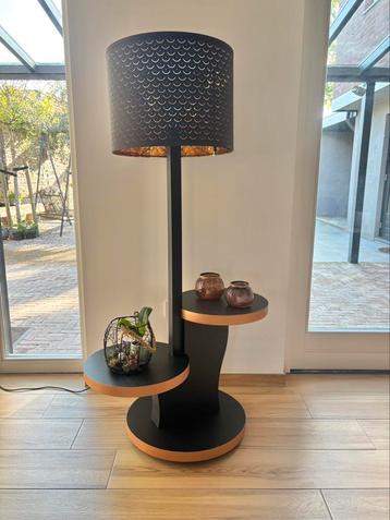 Unieke vloerlamp - bijzettafeltjes - gerestyled vintafe beschikbaar voor biedingen