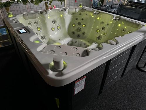 Jacuzzi Showmodel normaal €10.950!, Tuin en Terras, Jacuzzi's, Ophalen of Verzenden