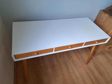 Bureau. Drie schuiven.  beschikbaar voor biedingen