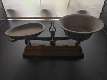 ANTIEKE WEEGSCHAAL  beschikbaar voor biedingen