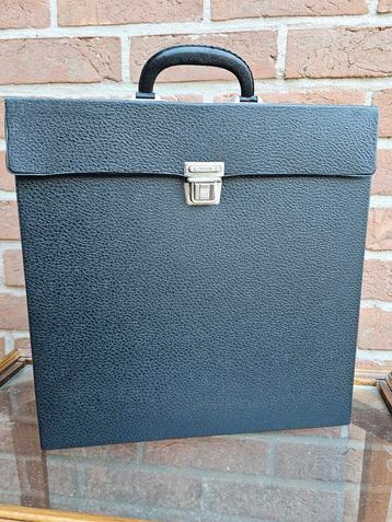 Vintage vinylplatenkoffer beschikbaar voor biedingen