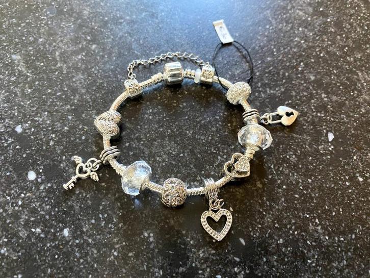 Knappe armband met hartjes, NIEUW (17-22 cm), Handtassen en Accessoires, Armbanden, Nieuw, Met bedels of kralen, Met strass, Ophalen of Verzenden