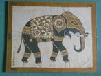 Wissellijst met olifant op stof (batik?) - 40x50 cm, Huis en Inrichting, Woonaccessoires | Wanddecoraties, Ophalen, Gebruikt