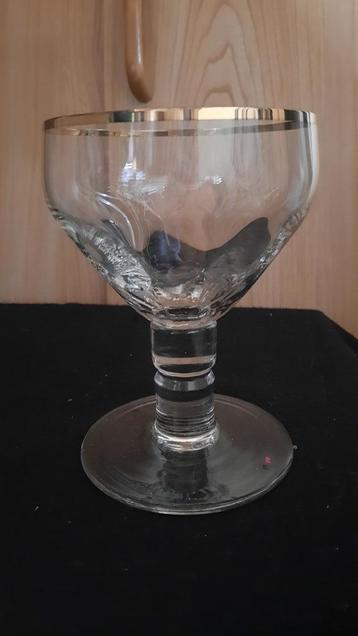 glas (BIERGLAS) met GOUDEN RAND, DIKKE VOET en ZONDER MERK beschikbaar voor biedingen