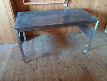 Stevige tafel met metalen onderstel  beschikbaar voor biedingen