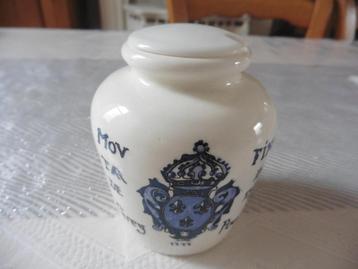 Een mosterdpot van wit aardewerk met blauw decor beschikbaar voor biedingen